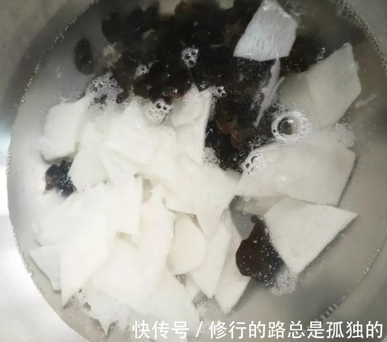 炒木耳,下锅就“噼里啪啦”,真吓人!教你1招,不炸锅,更脆爽