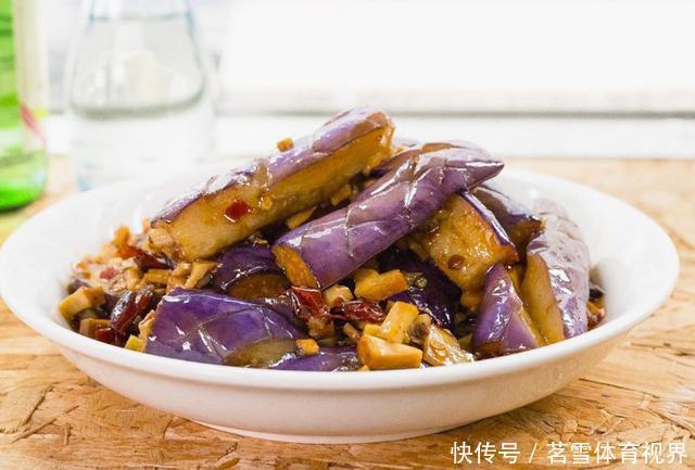 难怪|炒茄子先放油这一步很多人都错了,难怪茄子发黑油腻口感差