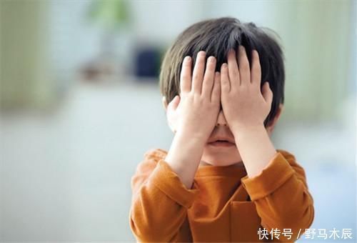 用水冲|3岁孩子把石灰撒进眼睛里,妈妈不敢用水冲洗,事后医生骂无知