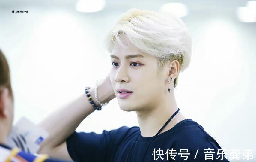 综艺|王嘉尔录制综艺发现路人拍摄,镜头切换到自己后,反应神似表情包