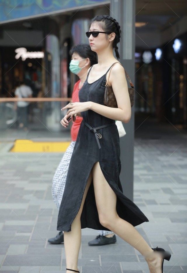 穿搭 开叉裙更能突显都市女性的气质,腰间缠个绳子,给人贵妇的既视感