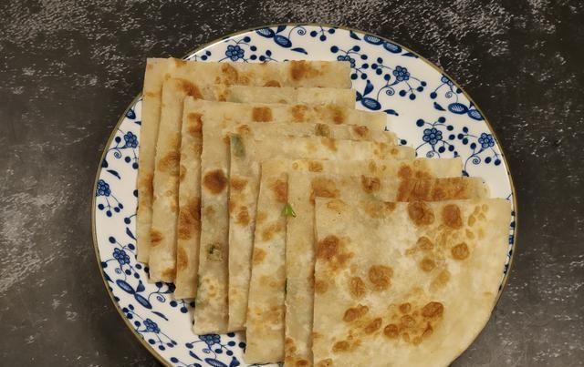 面粉|奶奶用了一辈子的烙饼做法，外焦里软，凉了不硬，比饭店卖的好吃