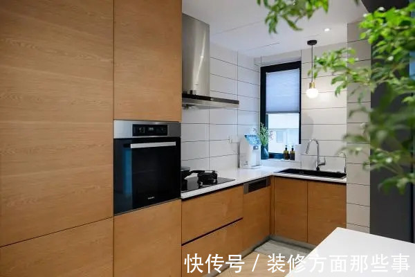 客厅|140平简约风三居室,封闭露台扩大客厅休闲工作两不误