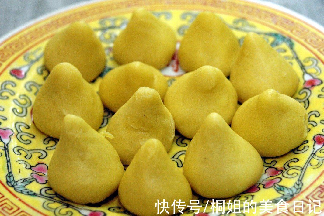 做玉米面窝头，只会放玉米面是大错，教你一招，松软香甜不噎人