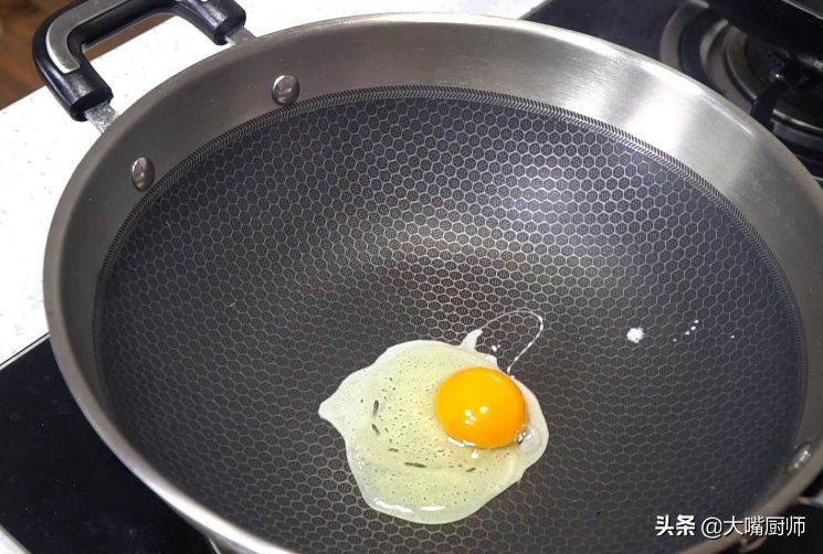 铁锅|老厨师教你8个做菜技巧，学会后厨艺增长一大截，在家也能当大厨