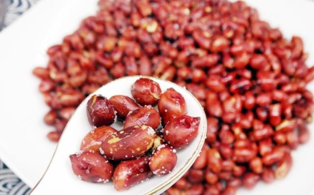 炒花生米时,最忌直接放油!再加这一步,酥脆好吃,久放不回潮