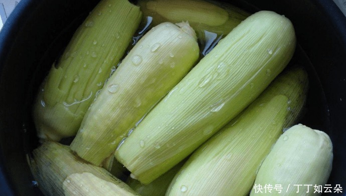 玉米叶|煮玉米时，记住煮前多加2个料，玉米更糯更甜，比只用水煮好吃！