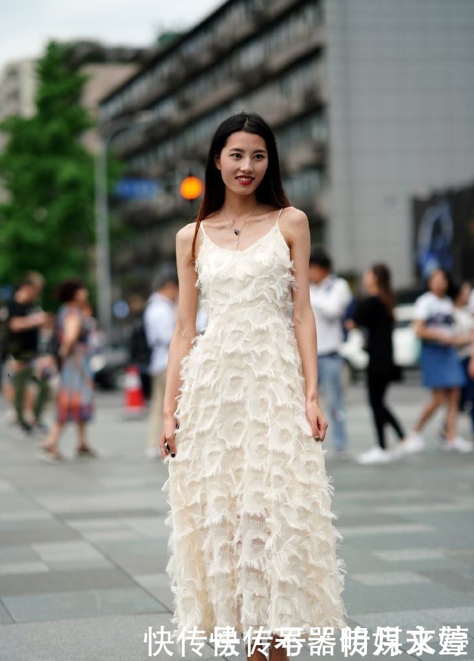 小姐姐穿绒毛的连衣裙美成仙女,笑容还这么甜美