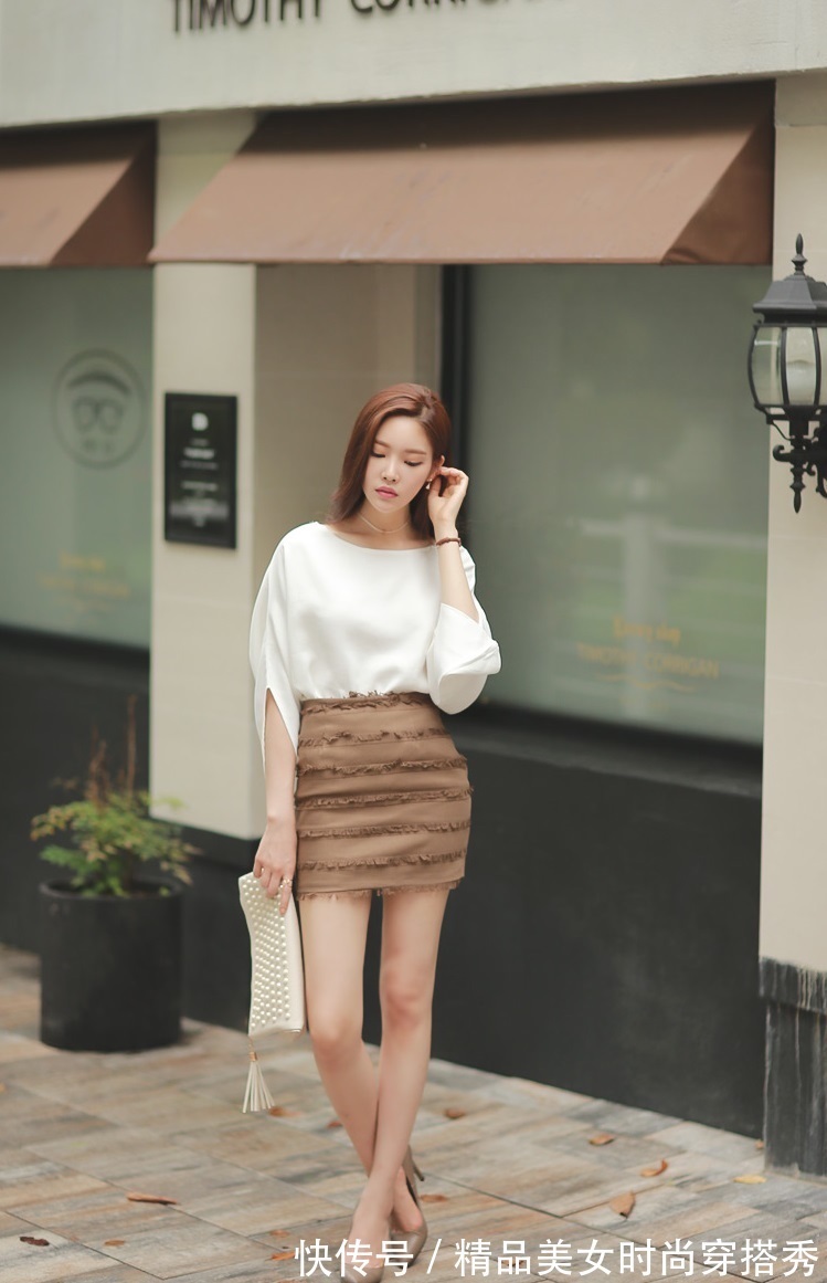 白色|简洁大方的半身裙搭配白色雪纺衫，为你更好地突显出气质