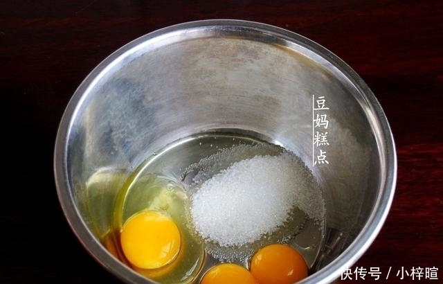 低筋面粉|不用一滴油,教你做鸡蛋小饼干,只需3种食材,口口香又酥