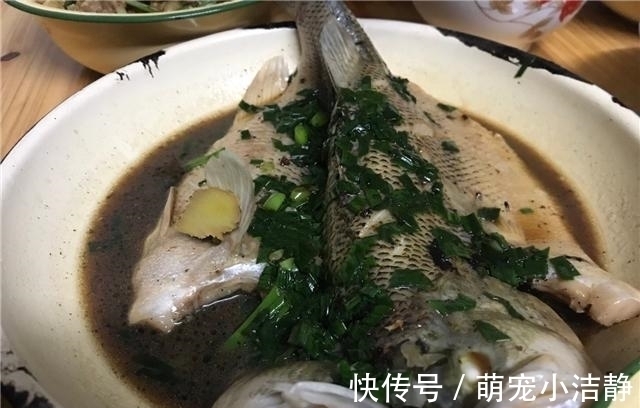 周末同事来家里做客,八旬外婆下厨做一桌菜,荤素搭配倍有面子!