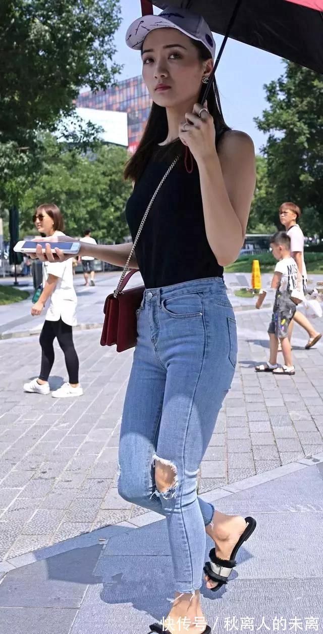 紧身 紧身的设计勾勒出小姐姐迷人的身材