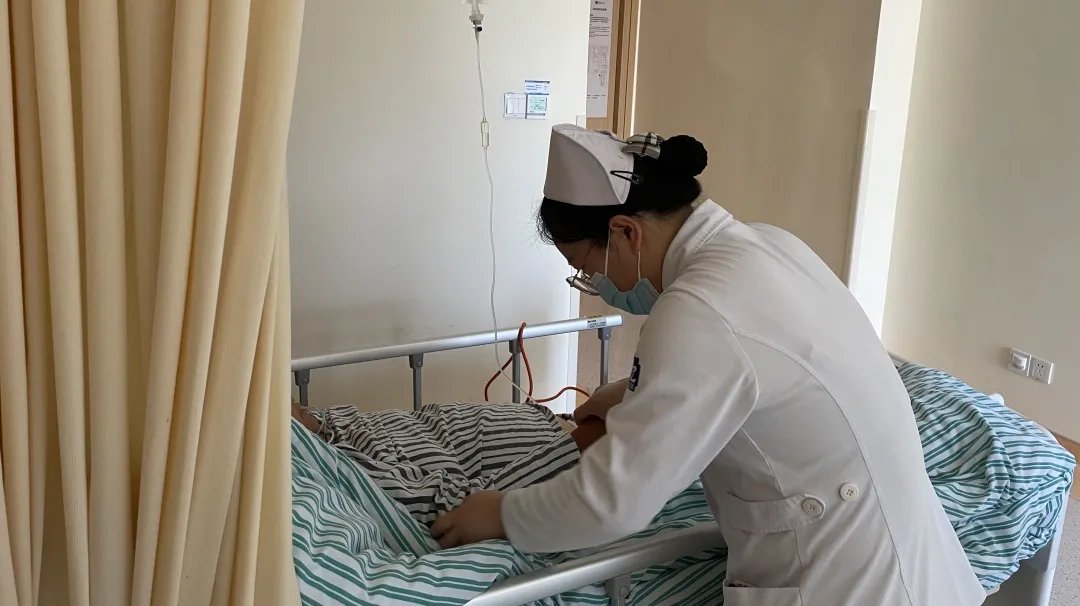 诊室|一进诊室，患者就抓住医生：“您可一定要帮帮我们！”