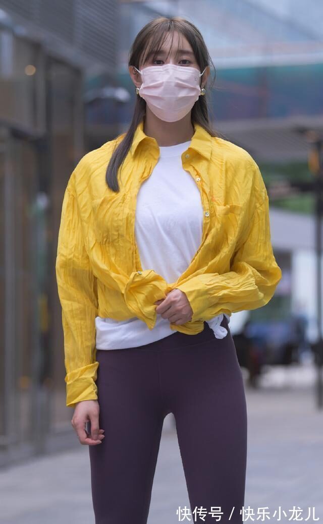 小姐姐 紫色的瑜伽裤,展现腿部修长线条,穿出少女的青春感