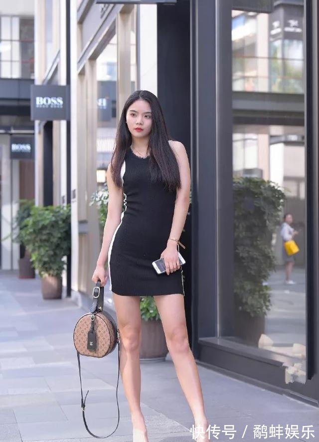 搭配 美女修身的连衣裙诠释出曼妙的身材,搭配一双尖头高跟鞋十分优雅