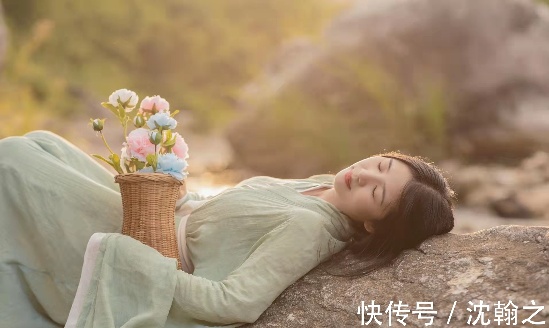 鹅毛雪!五言格律:闲游增意气,独坐赋诗章。缱绻迷幽径,寻梅醉暗香