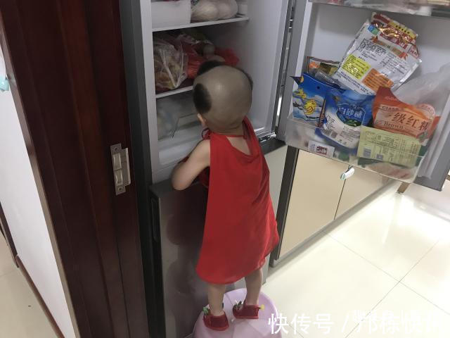 丈母娘|2岁小孩成“暖男”走红,每天给妈妈做饭,网友争相预订“女婿”