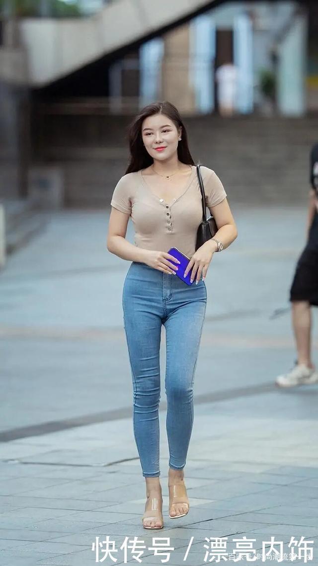 风靡一时的牛仔裤,如今却成了“烂大街”,依旧难掩修身与显瘦!