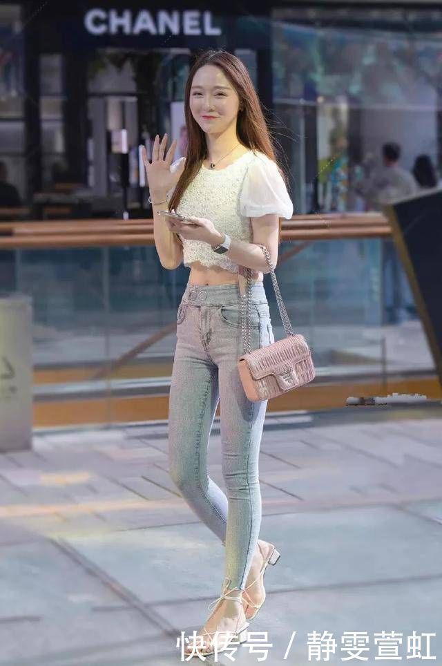 脚上搭配上一双露脚趾的防水台高跟鞋,带着一种气质与淡淡的性感