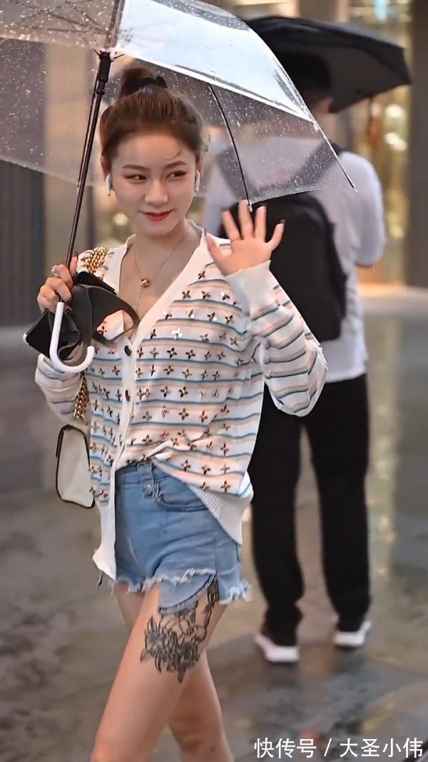 锁骨|美女街拍:白色针织衫+牛仔短裤,展示出小姐姐无尽好气质,锁骨迷人有魅力