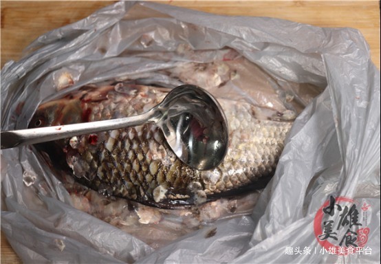 刮鱼鳞别再只用刀,一个塑料袋快速搞定,刮得又快又干净,实用