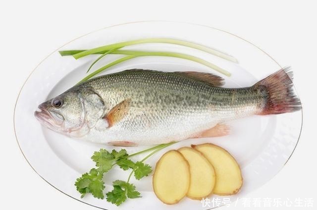 蒸鲈鱼时,不要抹盐和料酒,教你正确做法,鱼肉鲜嫩无腥味