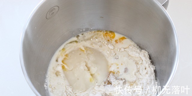 最近这吐司火了，隔天做一个，松软又拉丝，加点料早餐不重样！