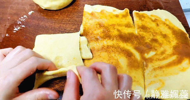 面团|玉米面倒进开水锅里,瞬间变美食,一周吃6次都嫌少,营养又解馋