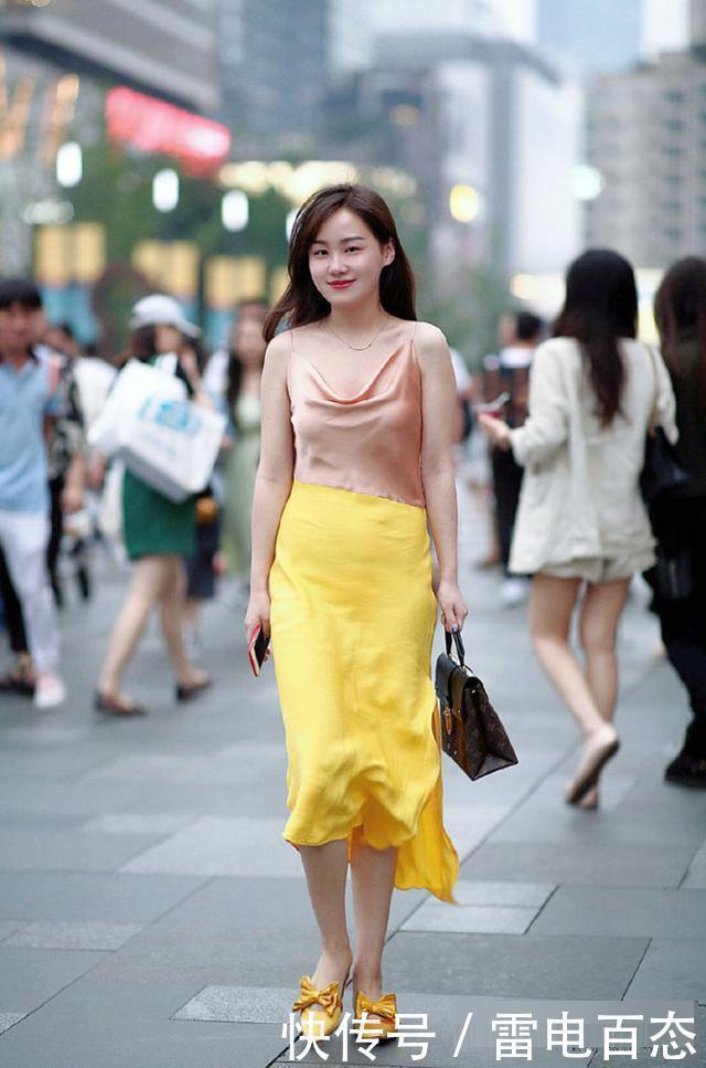 连衣长裙|小姐姐吊带连衣长裙,展现出了一种优雅精致又不失潇洒的美感