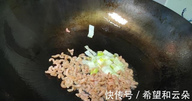 豆腐和这菜是绝配，冬天吃最香，简单一炖，好吃又有营养！