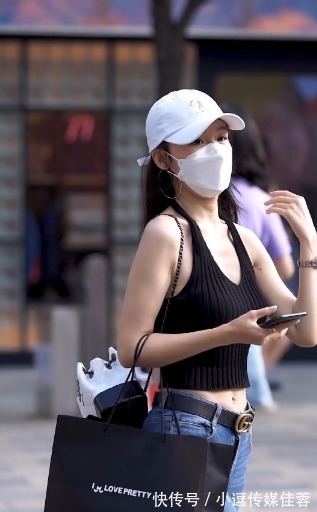 喇叭裤|口罩下的气质美女，身穿黑色背心搭配喇叭裤，展示绝佳好身材
