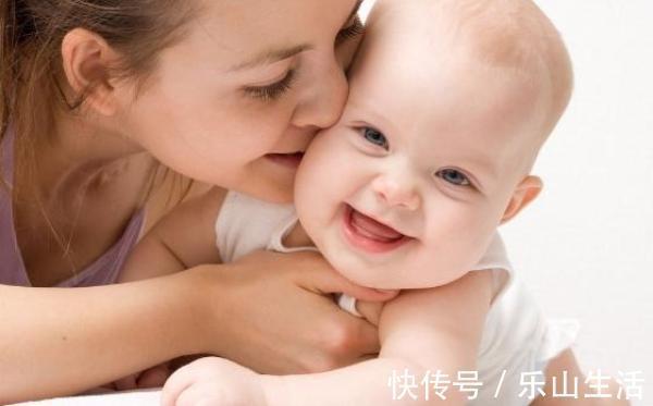 表情|妈妈边上睡觉,“萌娃”自己看电视,最后这小表情“亮”了