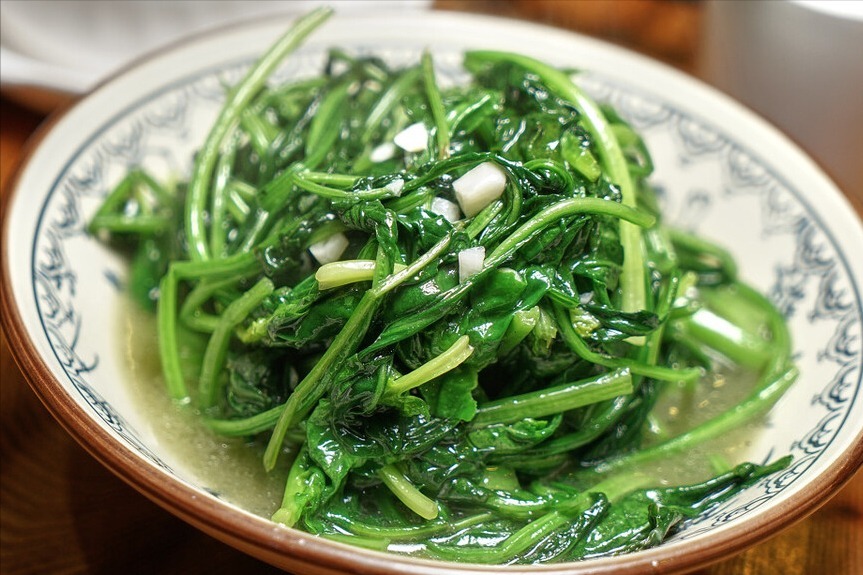 大厨|为何你炒空心菜总发黑原来不能直接下锅,大厨教你2个窍门