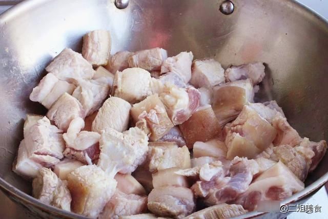 要想做正宗的红烧肉，牢记“一烫三放”，入口即化，肥而不腻