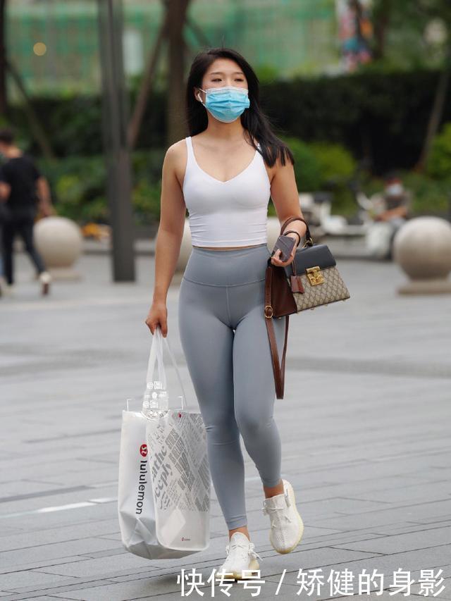 时尚|阔腿裤失宠了,今秋穿“打底裤”才性感,时尚又养眼!