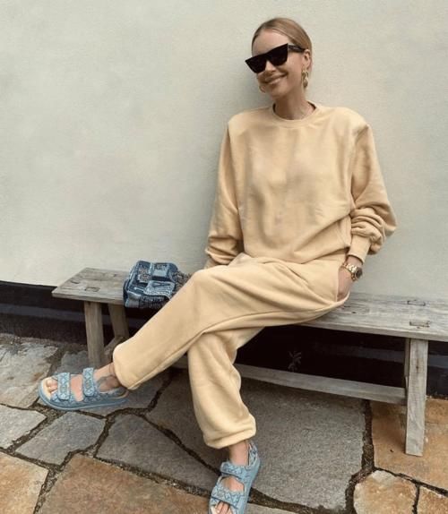 最近火了一种颜色，叫“奶枣色”，显白提气色，很适合黑黄皮