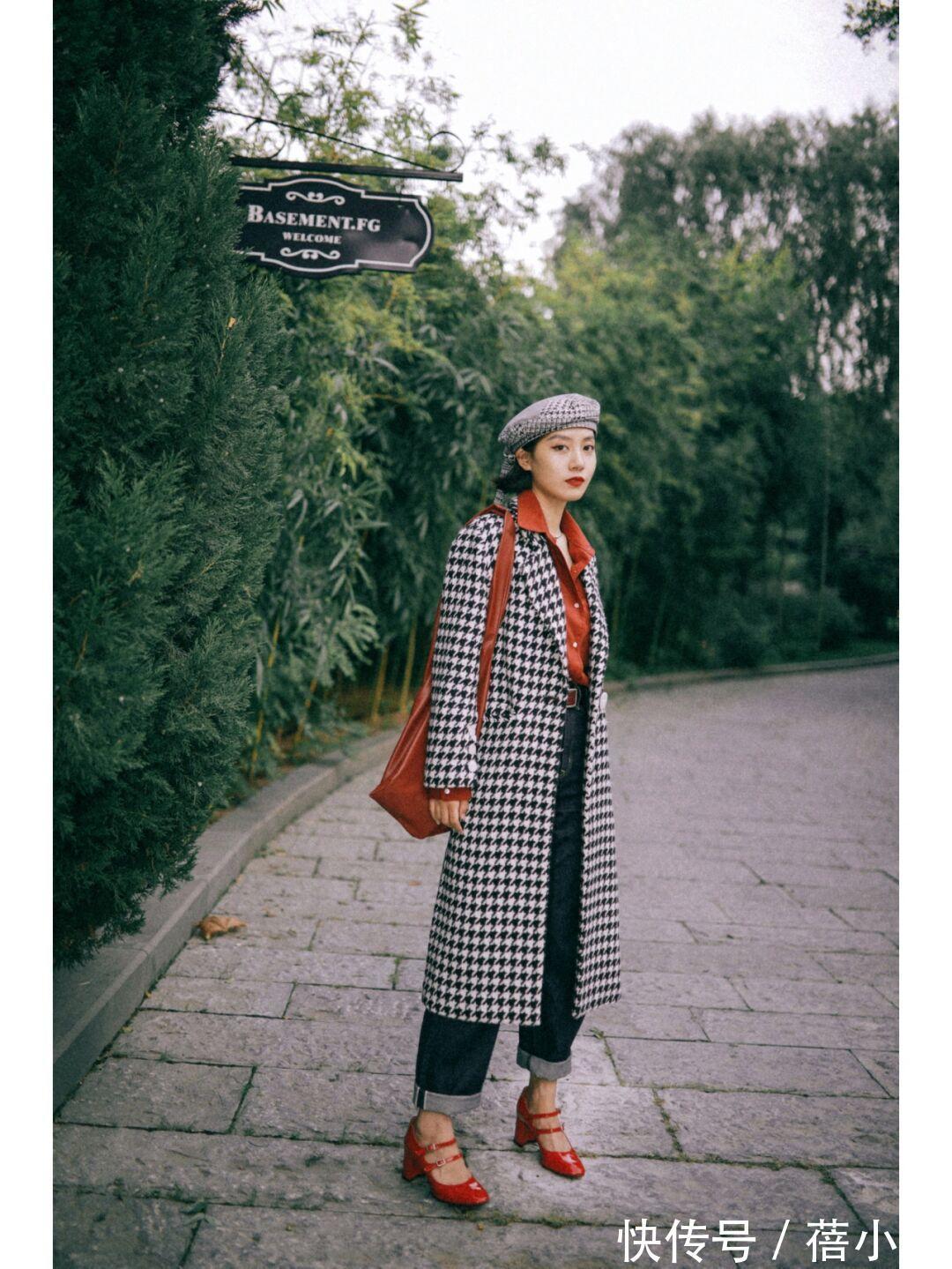 红黑|秋天穿衣色彩怎样搭配才时髦?穿搭公式“红+黑”,高级又洋气