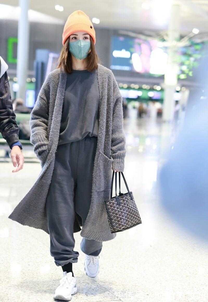 高级感|阿Sa真懂“高级感”穿搭,同色系叠穿简约大气,越简单越显气质