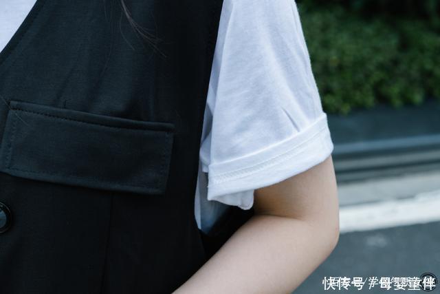 今秋薄外套里穿什么这件内搭洋气炸了!