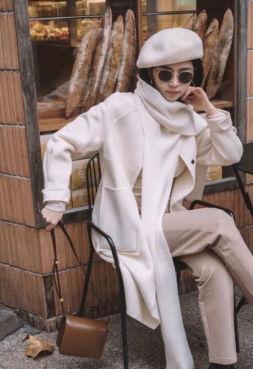  时尚|高级的冬季穿搭难吗？白色毛呢大衣配直筒裤就很时尚，值得借鉴