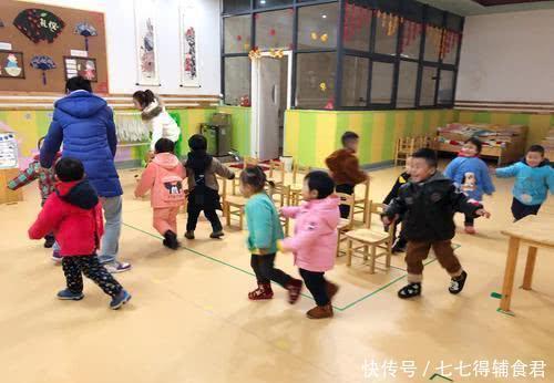 孙子|“老干部奶奶”带娃坐地铁,旁边孩子的坐姿亮了,网友:是亲孙子