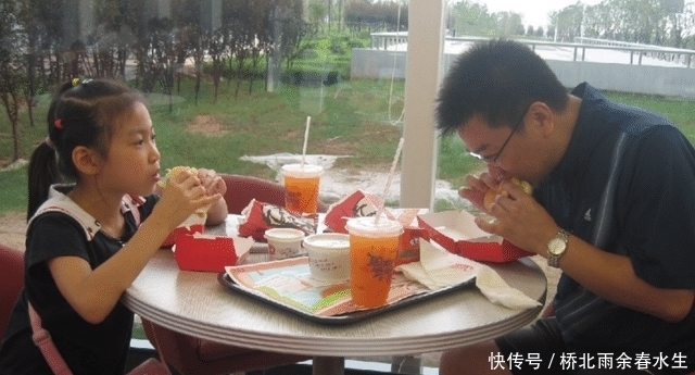 宠爱|转账爸爸”走红,隔着屏幕都感觉到了满满的宠爱,网友却在骂他们