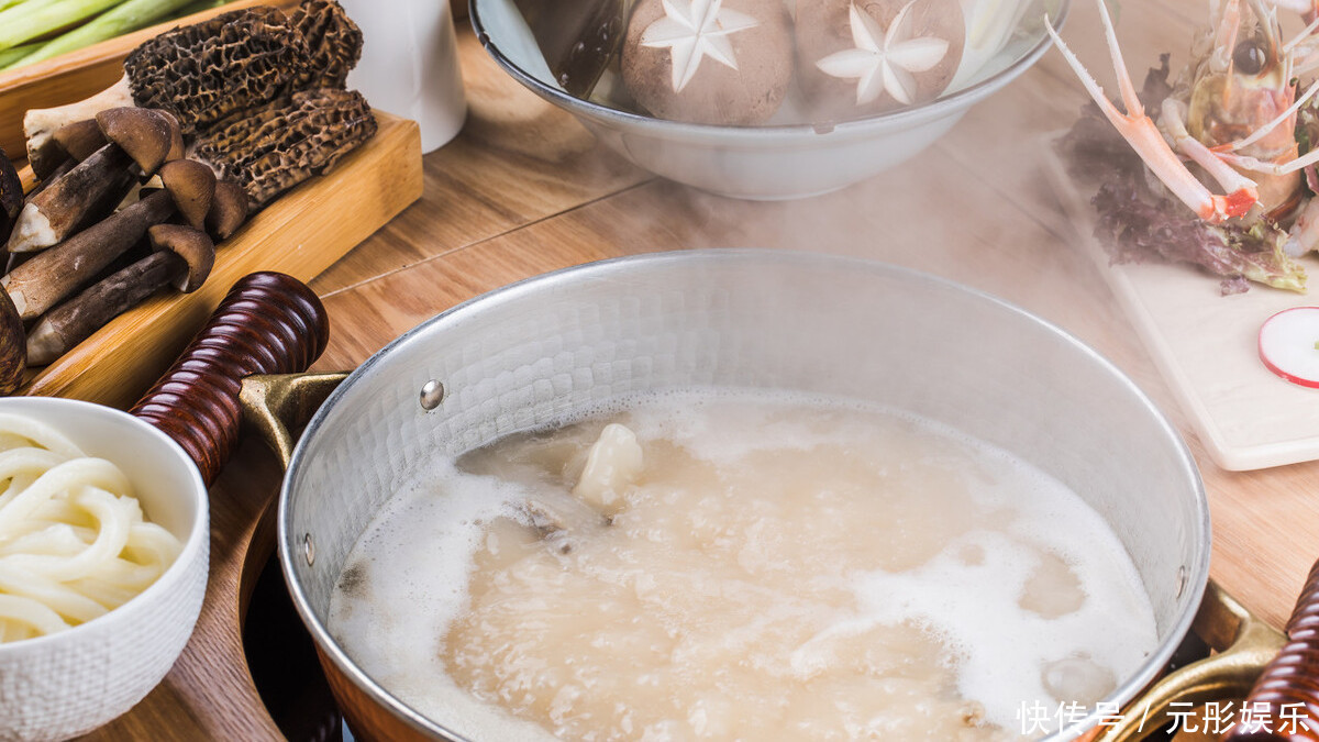 炖骨头别直接下锅,牢记这3技巧,炖出的骨头汤奶白香浓