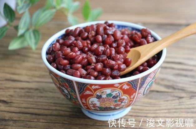 红豆最简单的做法,放点红糖一起煮,女人多吃补血养颜越吃越年轻