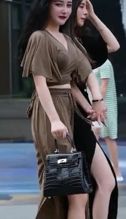 潮流时尚:女神级的都市女郎，“开叉裤”风格独特，看着就美!