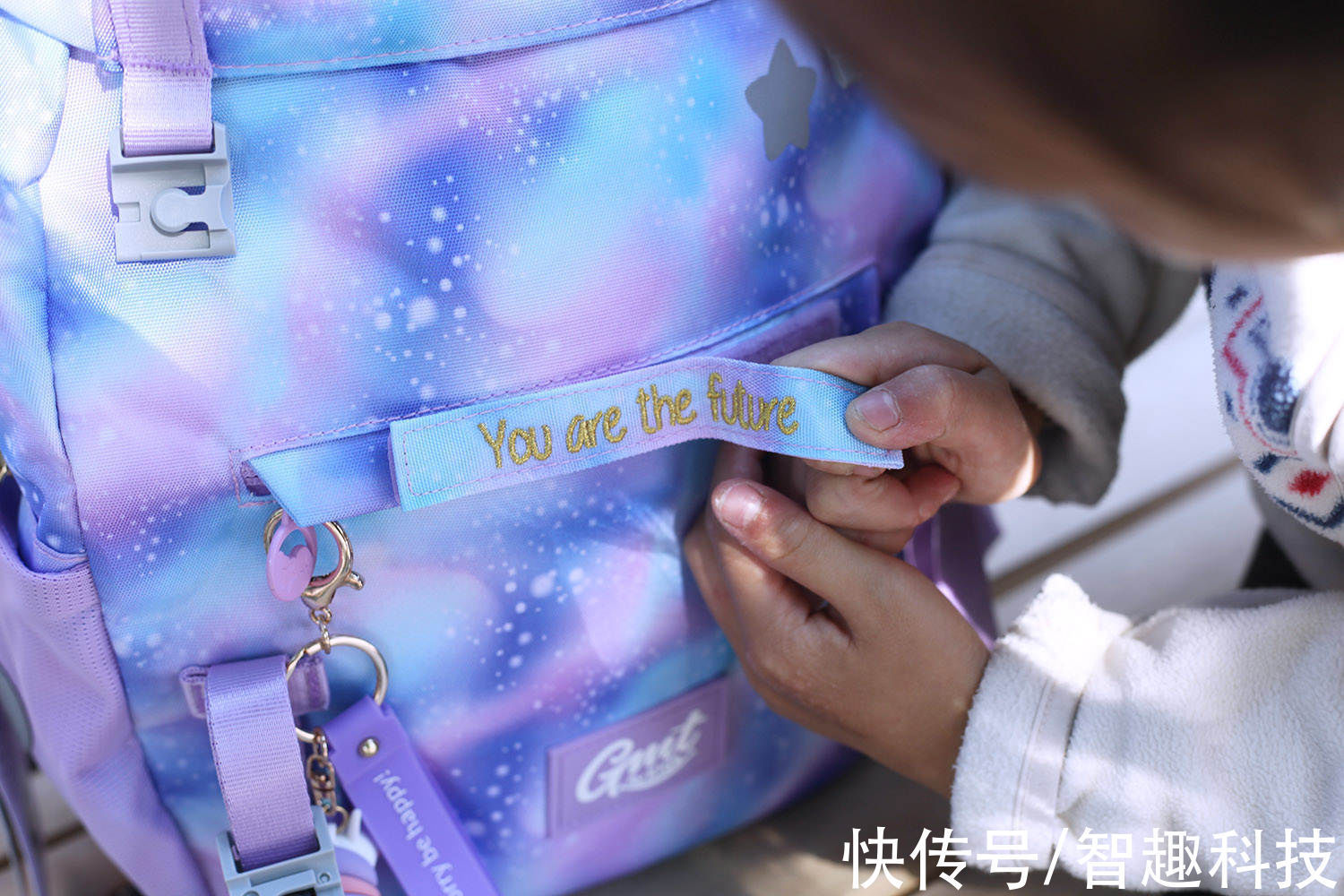 魔术贴 一千多的书包用着啥感受?居然能靠变形陪伴孩子成长