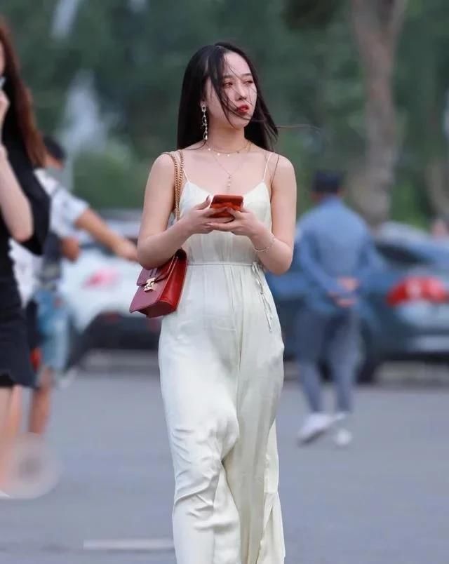 亮点|街拍;穿超薄吊带长裙,风来了,亮点也就来了