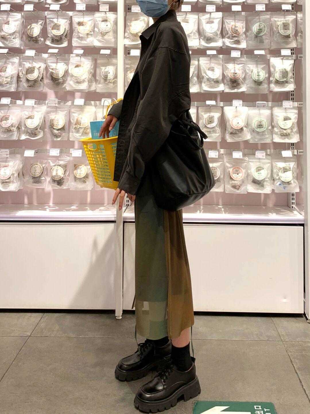 直筒 别老穿蓬蓬网纱裙了!今年流行的“直筒网纱裙”,上身唯美又显瘦