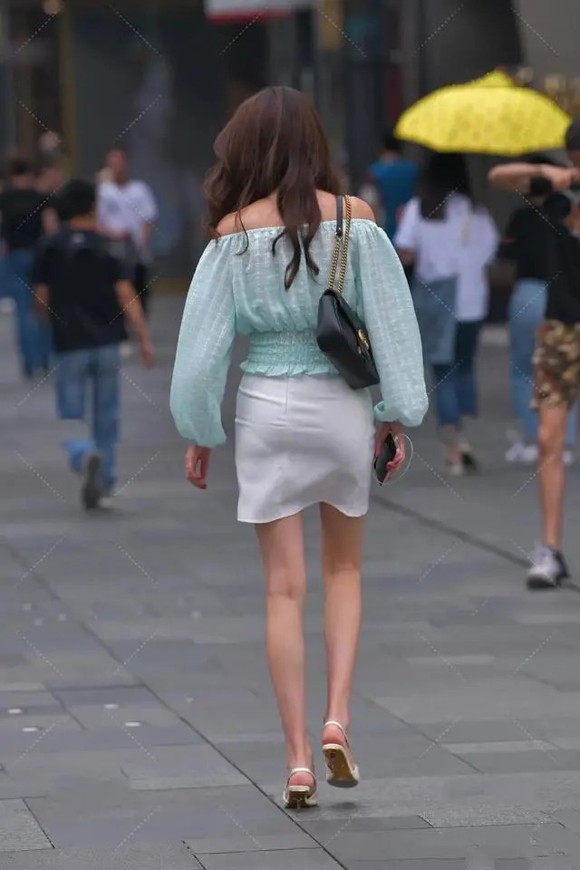 成熟 浅绿色一字肩上衣、白色不规则短裙,看似成熟的穿搭其实非常青涩