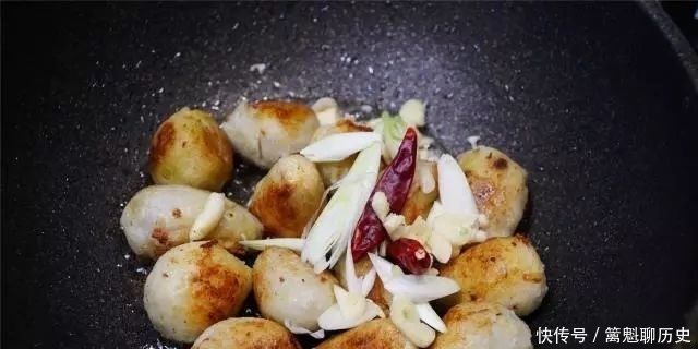 天冷了,遇到这菜我从不放过,炒一炒微辣焦香,好吃的吮指头